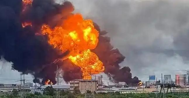 俄乌战火正以全新方式烧向俄罗斯本土。前线僵局未破，后方却遍地烽烟。
短短数日内，
