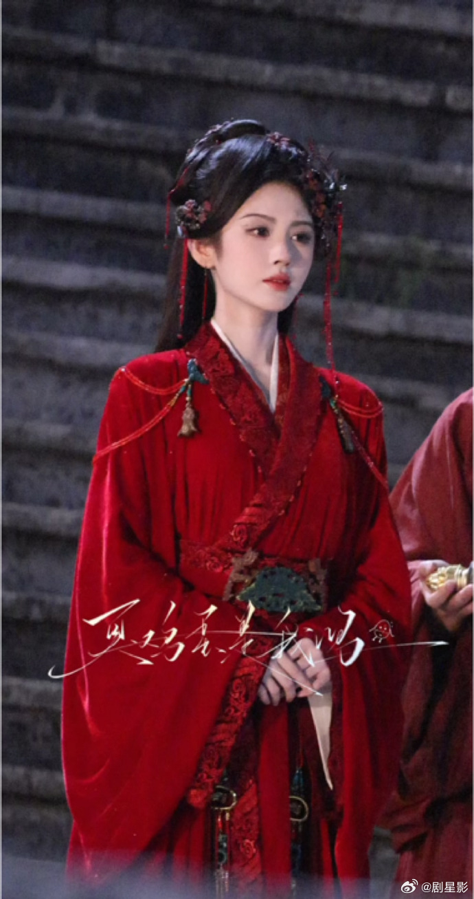 鞠婧祎红衣战袍鞠婧祎把国色天香具象化了鞠婧祎红衣战袍美的太惊艳了呀，红色系的古装