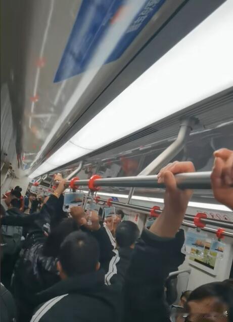 今年大年初五，受南大街新春巡游活动影响，南通地铁日客流量达32.40万人次，仅次