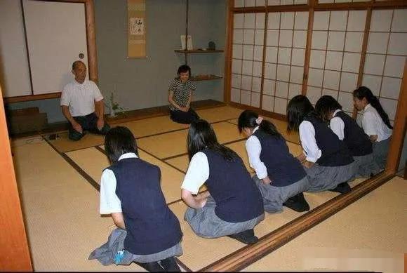 为什么日本女人的腿都伸不直？日本专家：都怪中国人

经常有人发现，很多日本女人的