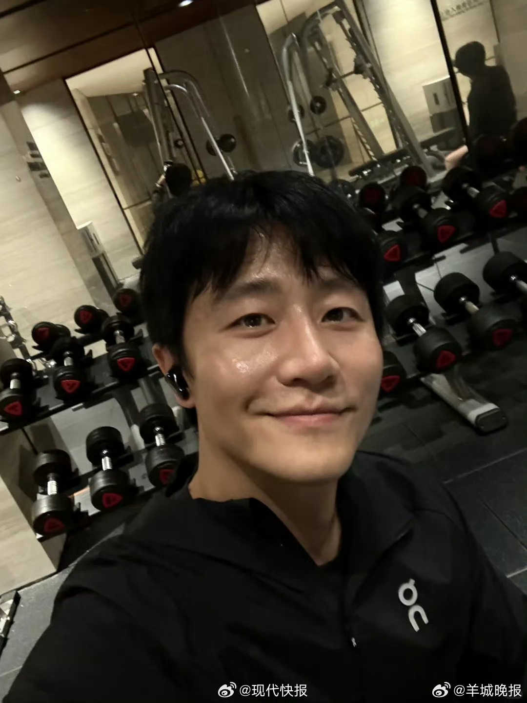 【#黄轩4月目标63KG#】4月5日晚，演员黄轩在社交媒体上发布自己健身的照片，