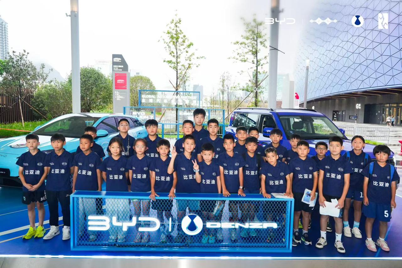 比亚迪在香港少年足球场+比亚迪在2026 China Joy。比亚迪在抓未来。国