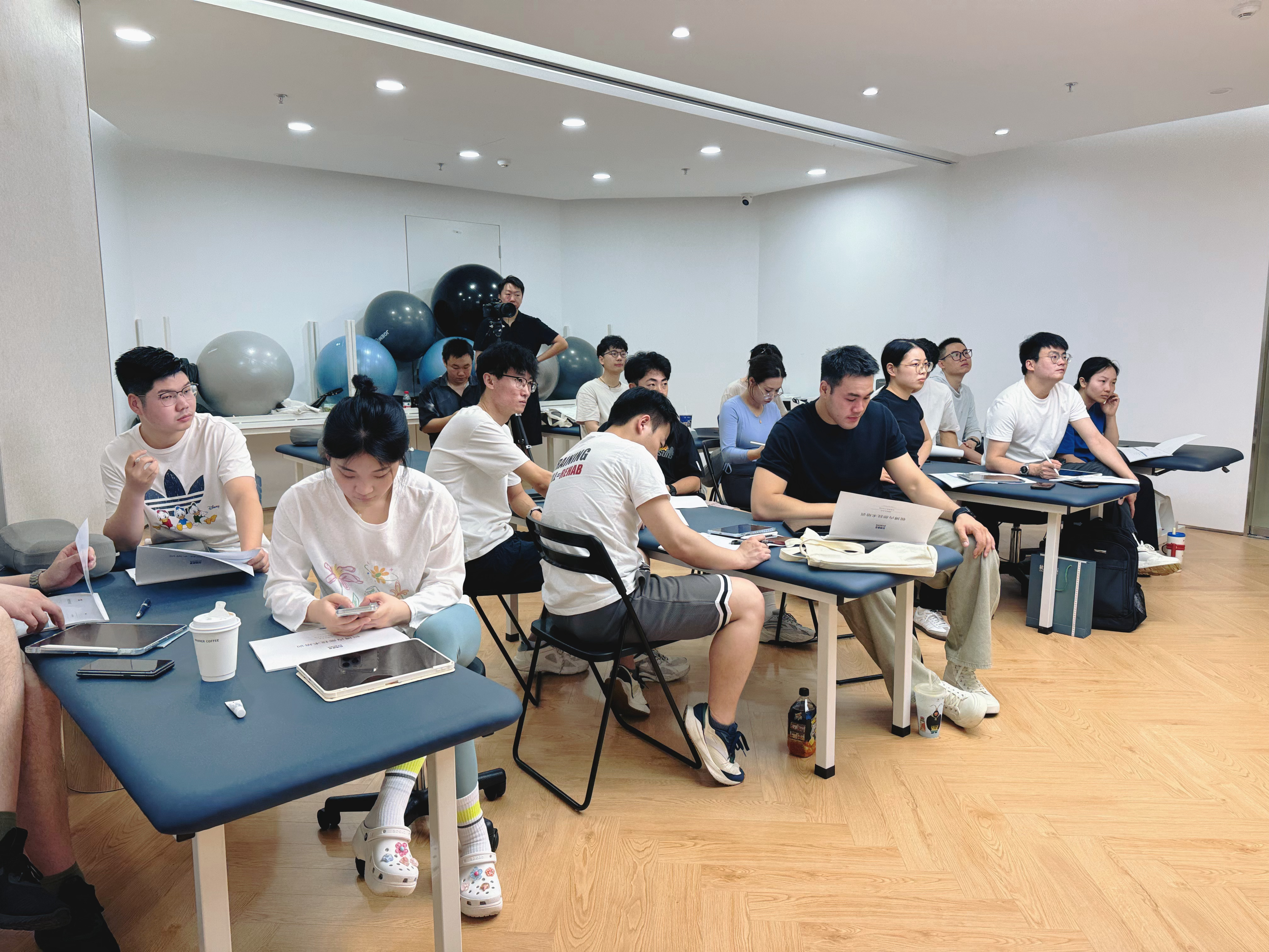 锐博康复 所有门店的首诊评估师们齐聚北京喽[坏笑]开始新一期的季度会，按照惯例，