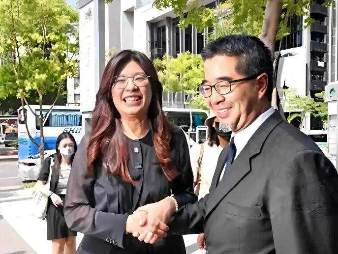 郑丽文选择搭乘中国大陆航班，而不是台湾航班前往中国大陆访问，民进党当局非常憋屈！