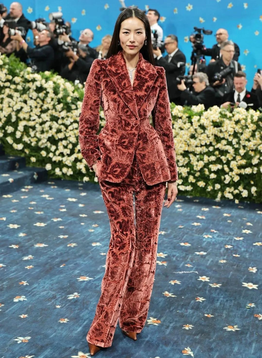 蔡崇信老婆吴明华出席Met Gala，戴祖母绿，气场大！

一年一度的Met G