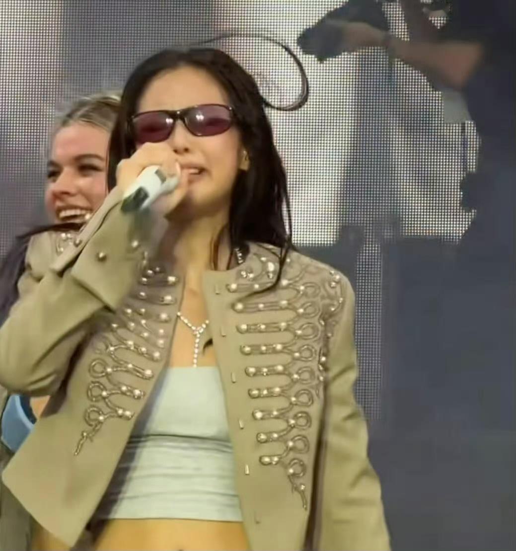 Jennie大阪音乐节哭了 哭是今天是今年夏天的最后一场音乐节，没有做到自己心目