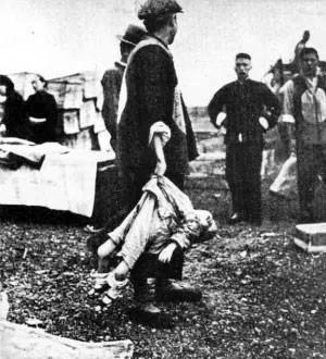 1937年，几个日本兵疯狂撕扯一女子衣服，2岁的女儿吓得嚎啕大哭，女子哀求：“放