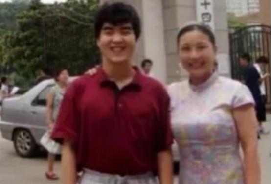 1988年，武汉一名女教师，正沉浸在新婚的生活中。没多久，她就怀孕了。不料，儿子