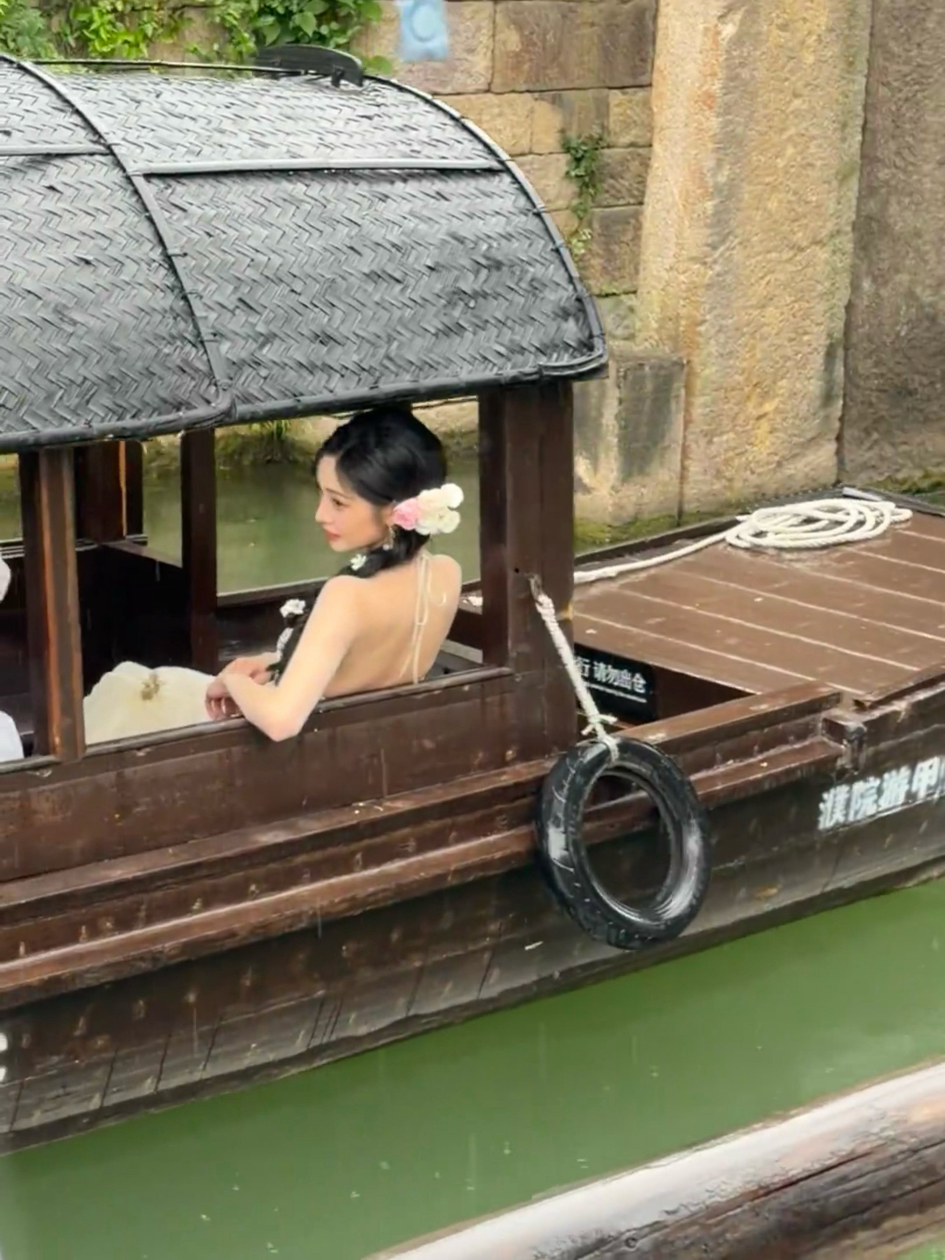 芭莎艺术年度美学盛典OMG 今天周洁琼的濮院外拍简直美神降临🥹 
