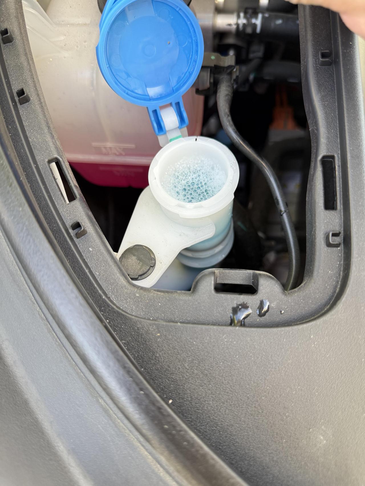 加玻璃水这类保养我觉得没必要全交给店里 🌊 玻璃水本身花不了多少钱，按一两升算