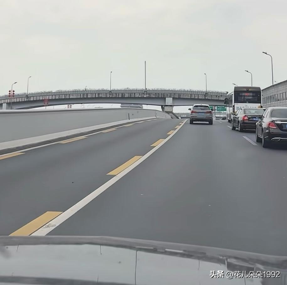 成都这个二环高架的公交快速通道永远限行 ，我记得好像是被拍到就是6分200块 ，