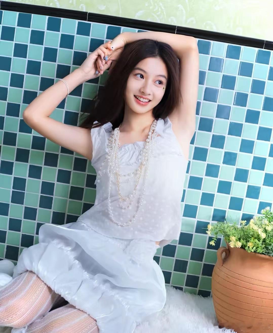 七七的杂志照片新鲜出炉，这个小朋友有点港星的感觉，清纯小白花的即视感，兔牙也很有