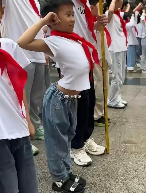 这个姿势太妖娆了！同学们笑了一上午 