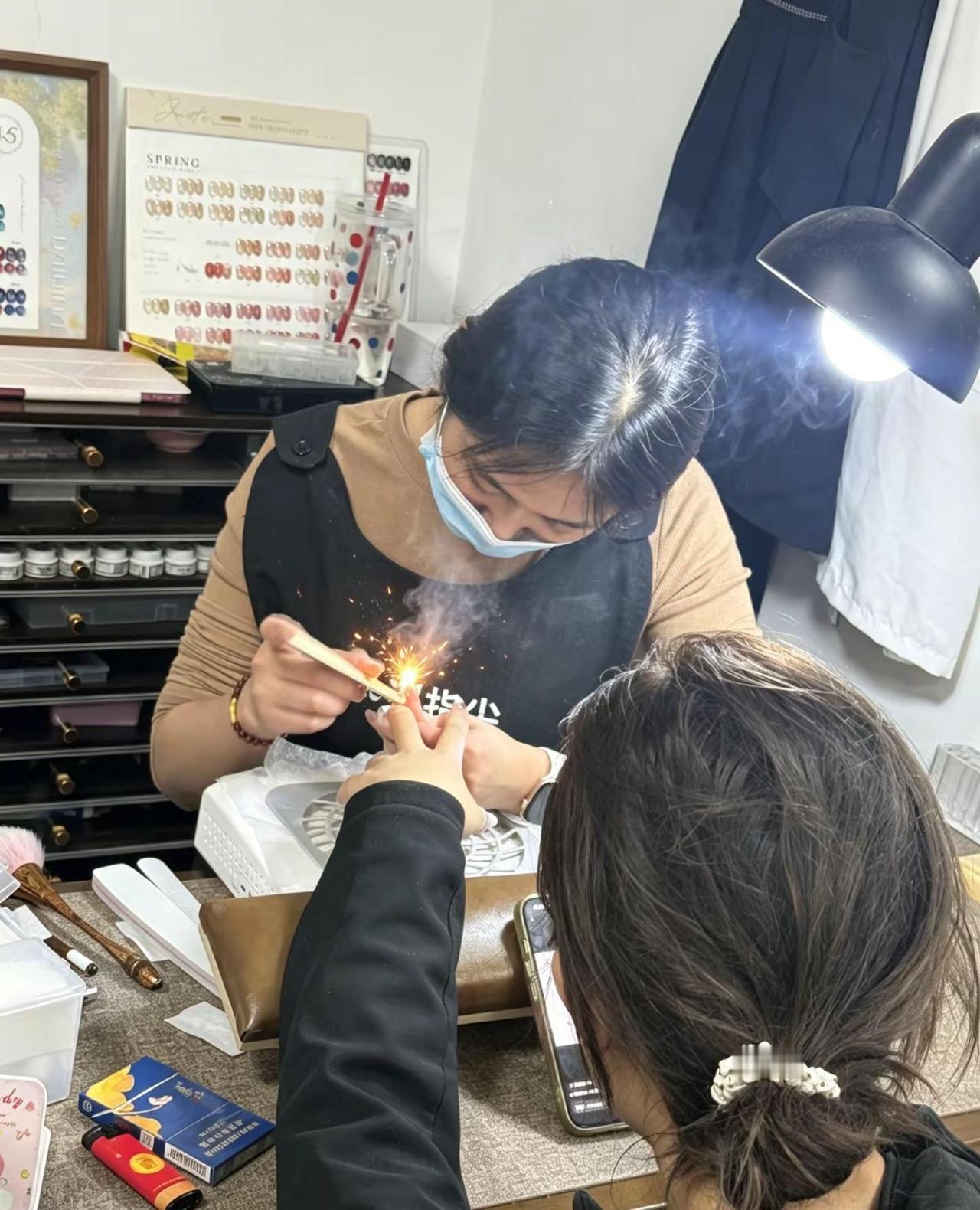 我的员工很厉害的，青岛独家会电焊技术的美甲师