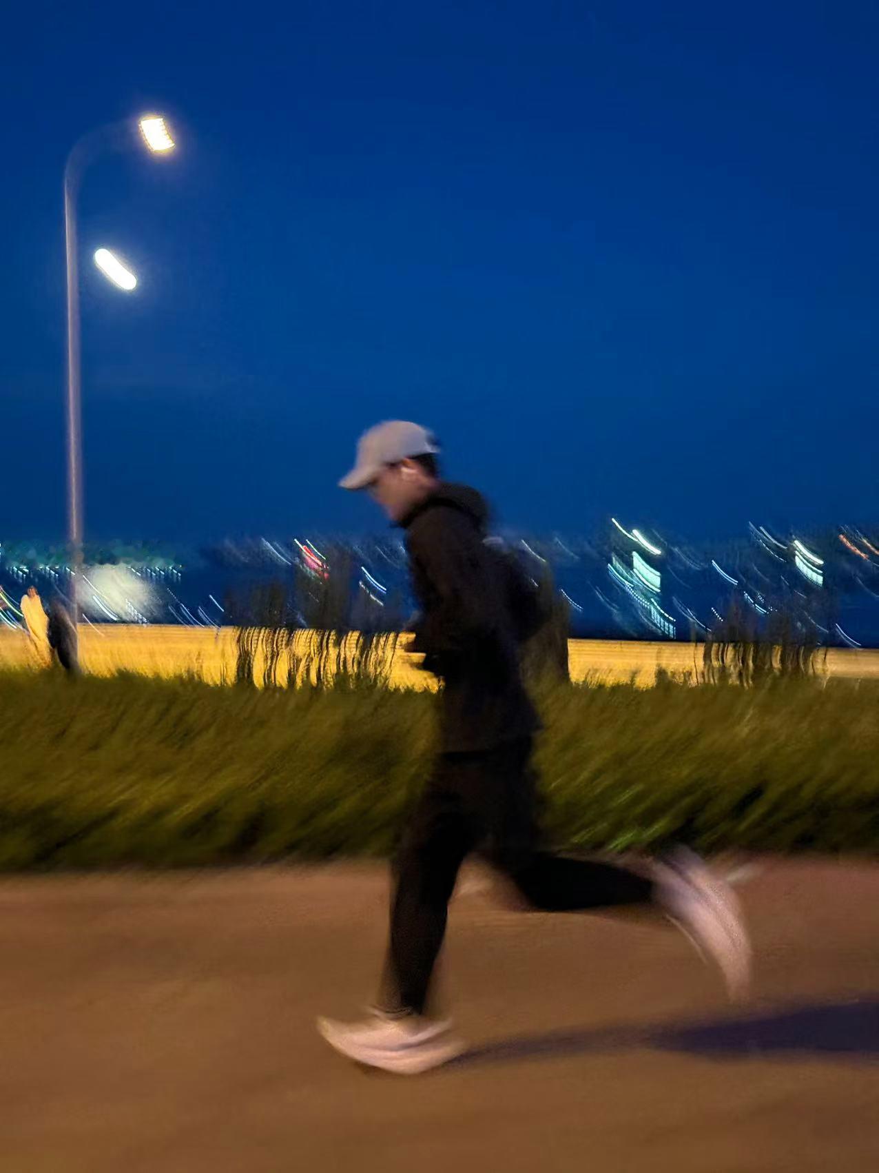 李昀锐晒海滩上的星星李昀锐夜跑随拍李昀锐夜跑随拍，惬意，不错 ​​​
