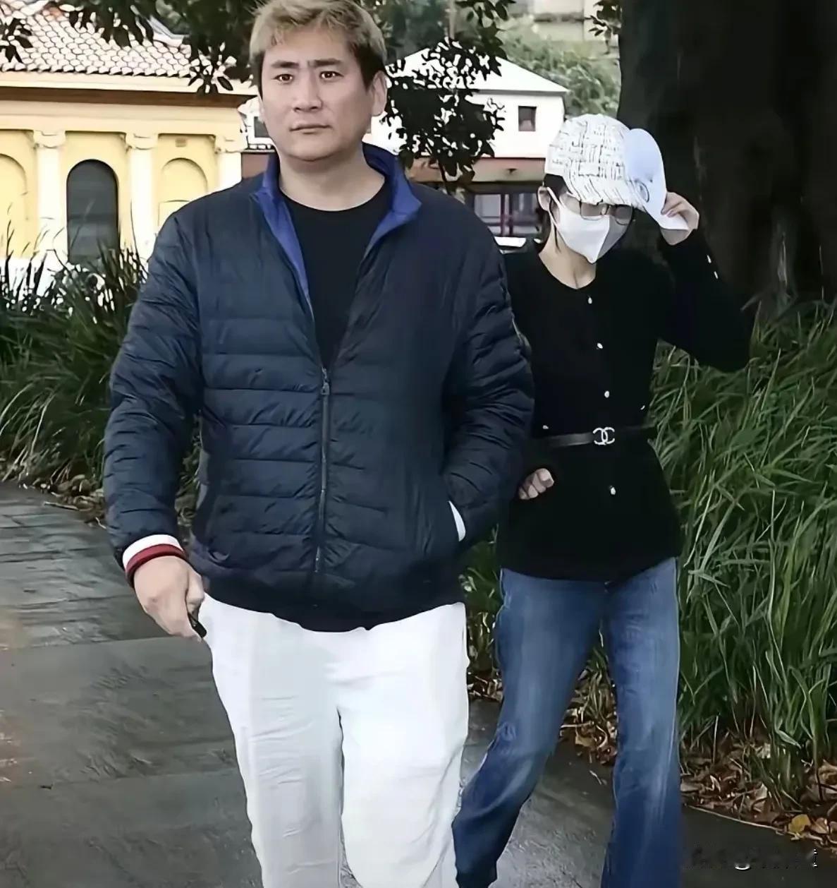 杨兰兰在国内扒不出来信息不意外…
看她身边这位男士，应该不是中国人。
面对媒体对