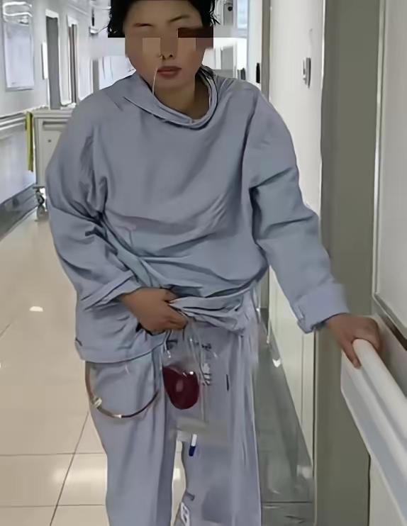 离婚一年确诊尿毒症，躺在病床上才真懂啥叫人情冷暖！
她住了整整一个月院，愣是没人