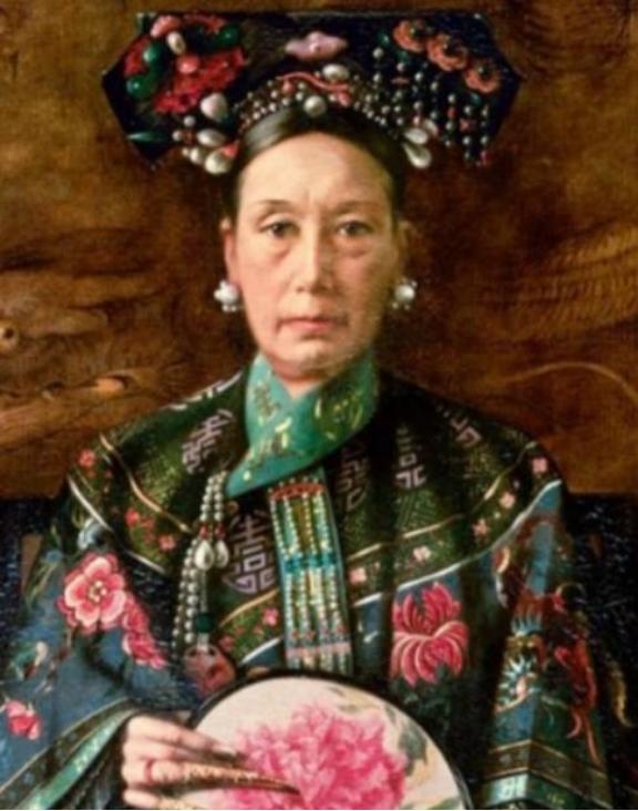 慈禧每次洗澡后，只留李莲英1人伺候。而房间里不时传出喊痛，一位小宫女偷掀帘子，这