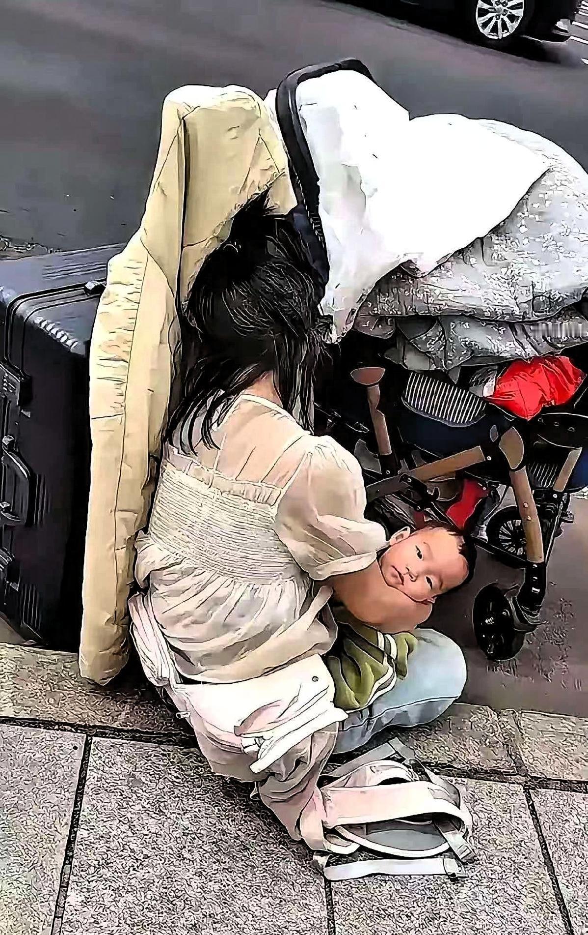 在广东街上，居民发现一女子，蓬头垢面，怀里抱着两三岁小孩，靠着行李箱和婴儿车蜷缩