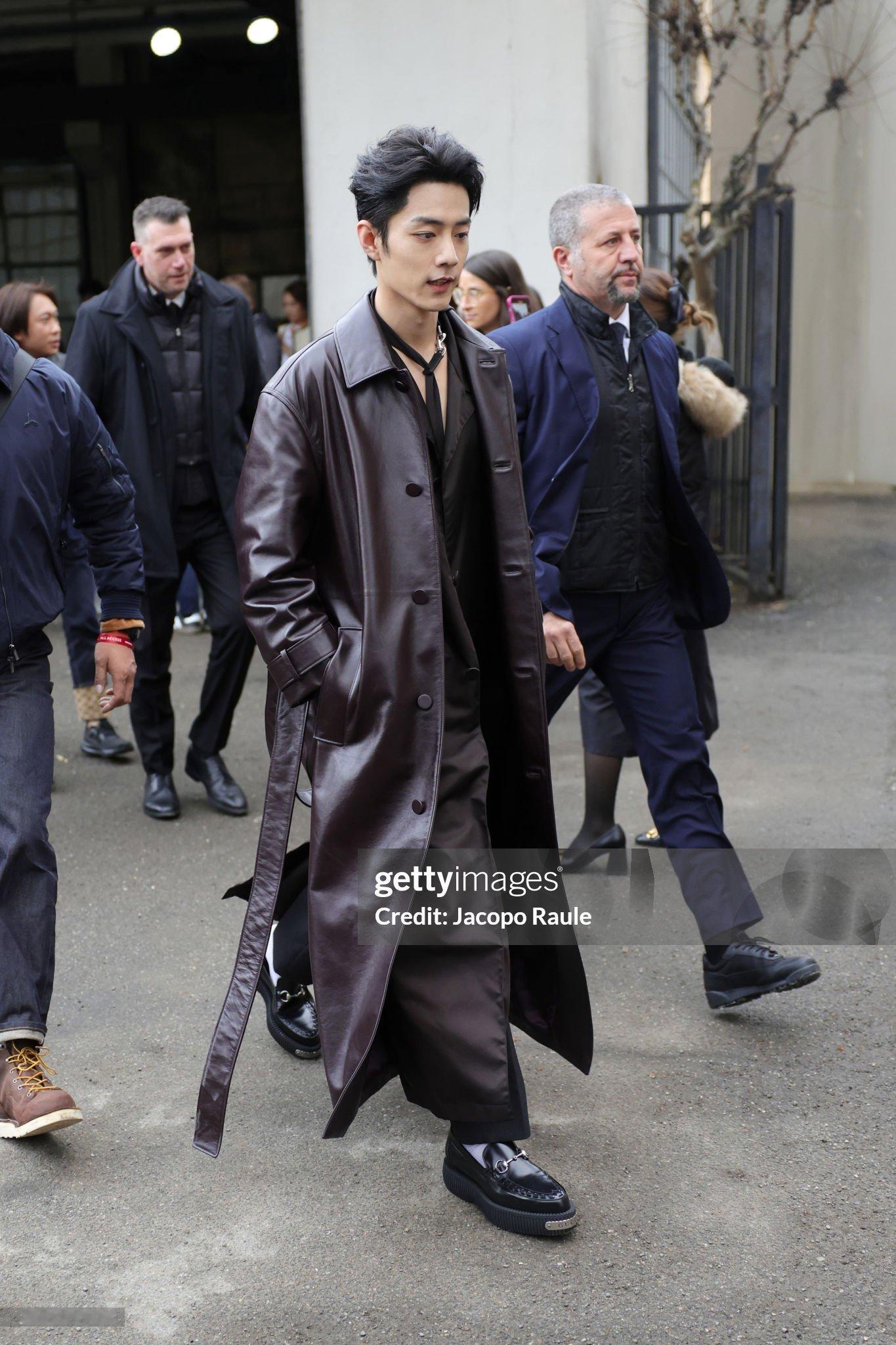 肖战亮相Gucci大秀G社生图已出，状态好棒，扛住了外媒镜头。#肖战领口一年比一