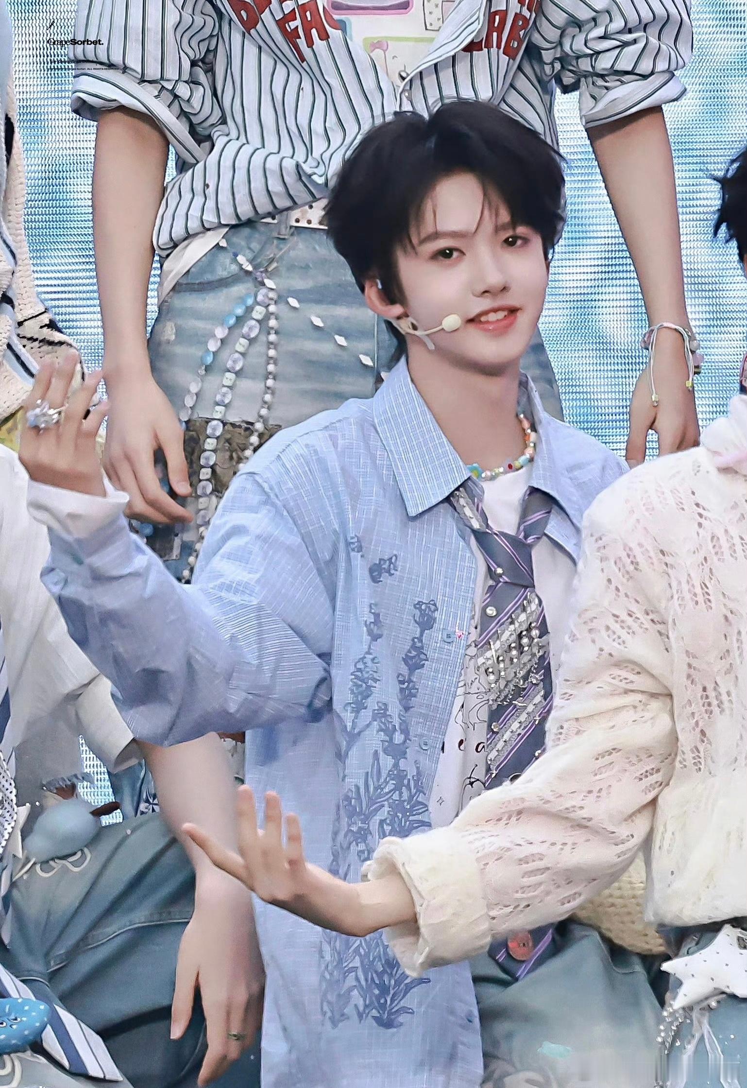 张奕然提前祝大家新年快乐 张奕然 这张脸就该在大屏上，小头小脸，眼泪从嘴角流了下