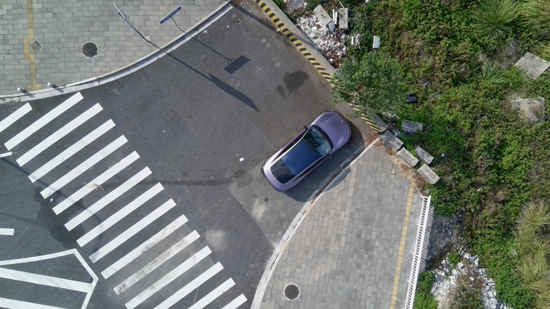 今天遇到个车，不打灯走s的，并道还不减速直接加塞我，仔细看是个某龙头旧势力的20