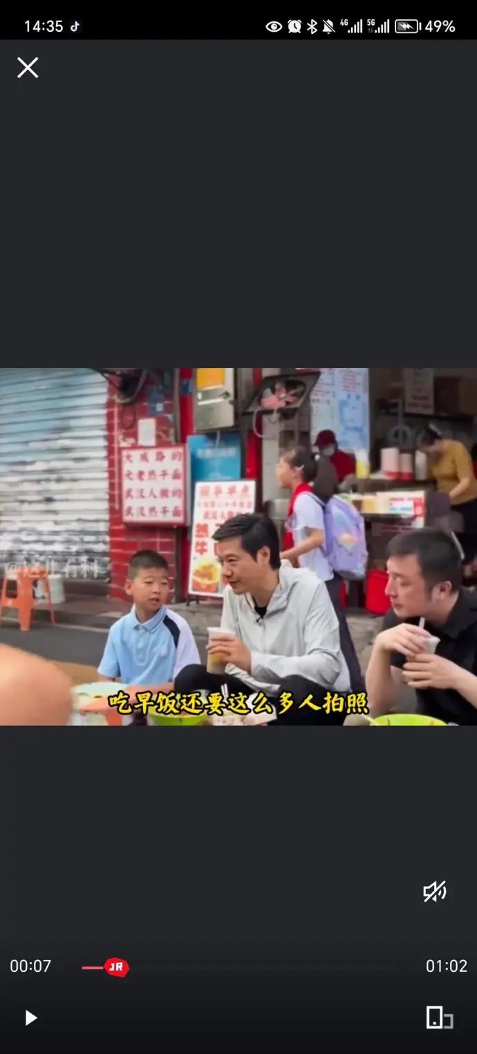 雷军直播最大的尴尬，不是黑粉刷屏，是一个路过的小孩姐。 他正对着镜头认真吃早饭，