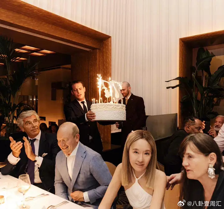 王薇薇77岁生日照果然什么年龄段都有什么年龄段的美啊！“婚纱女王”王薇薇77岁生