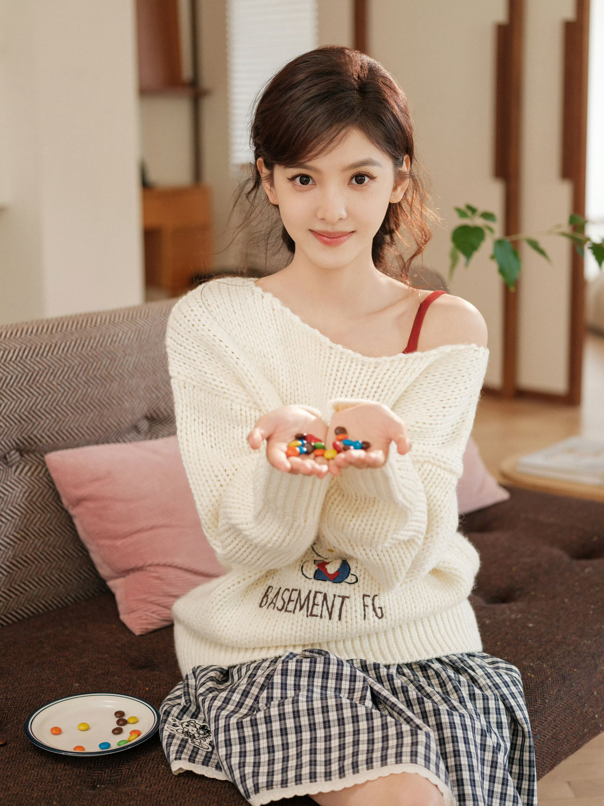 章若楠，一组青春纯美穿搭写真。章若楠