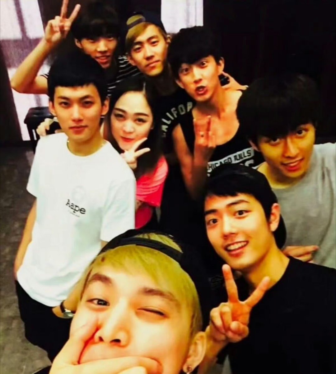 是限定版圆乎乎的大学生肖战欸！好青涩