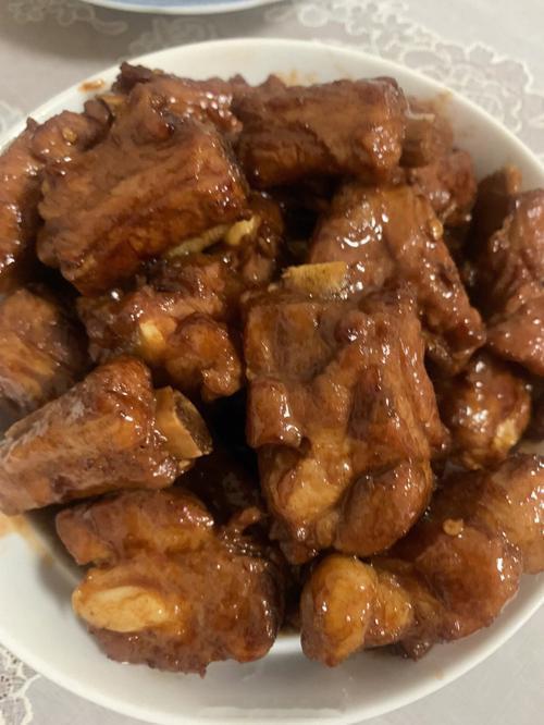 一斤鸭脖能买一斤牛肉一斤排骨我读书那会和刚毕业那几年爱吃鸭脖，但现在已有十多年不
