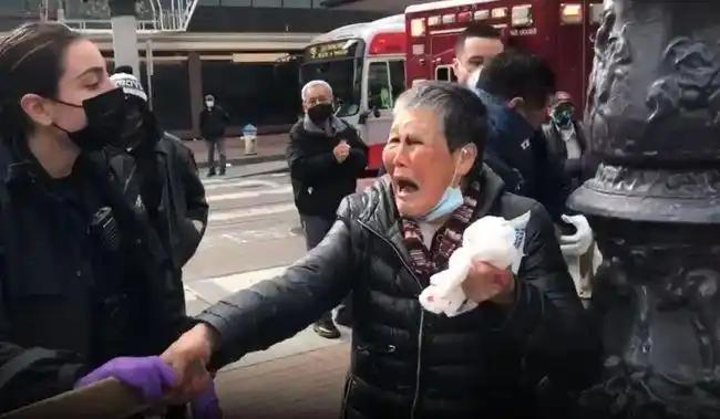 法国骚乱现场，华裔老板娘被打得满脸是伤，餐馆被烧个精光，她的一切全没了。网友感慨