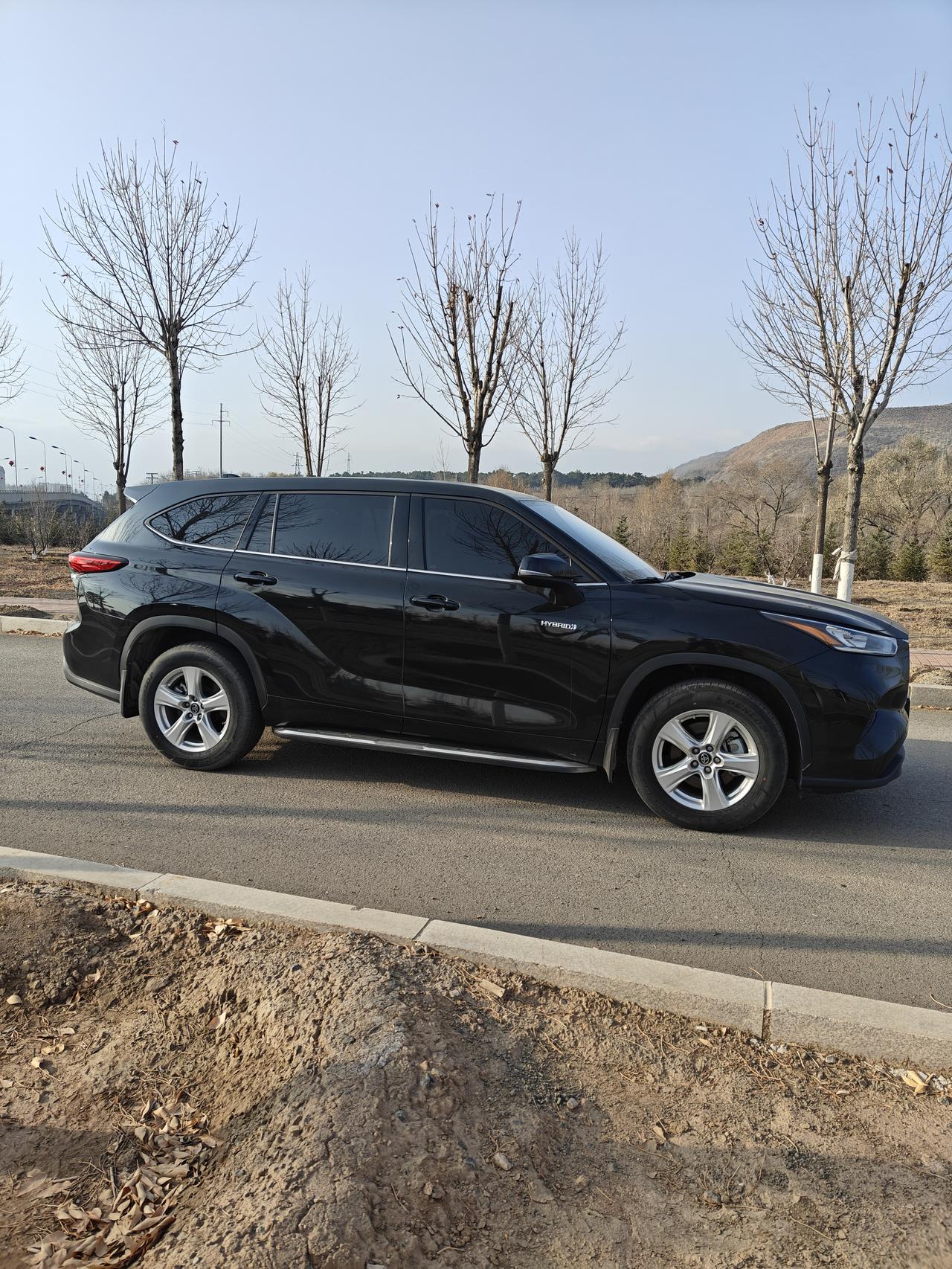 在我安装完固定踏板以后，前轮会把泥沙甩到踏板上面，开车门有时都会咯吱咯吱响。所以