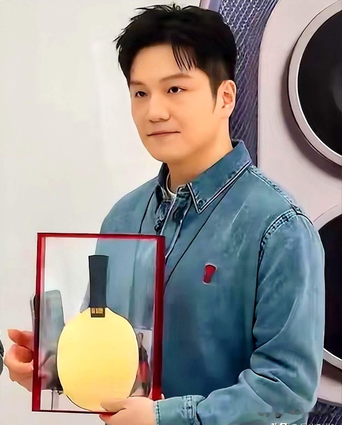 你们不愿意给的，有人给，你们不愿意给的荣誉，底下大众球迷给，樊振东凭借一己之力拿