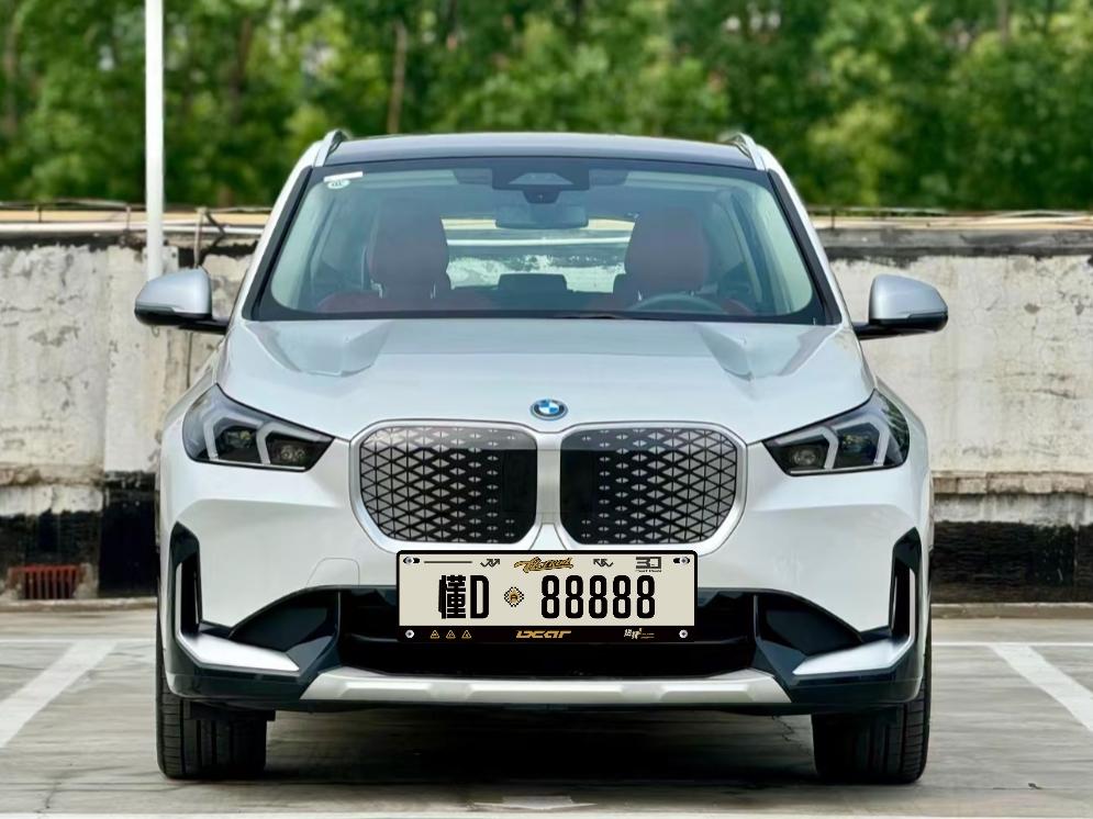 宝马iX1是宝马豪华入门纯电紧凑型SUV，在X1燃油版基础上生产的。上市以后主打