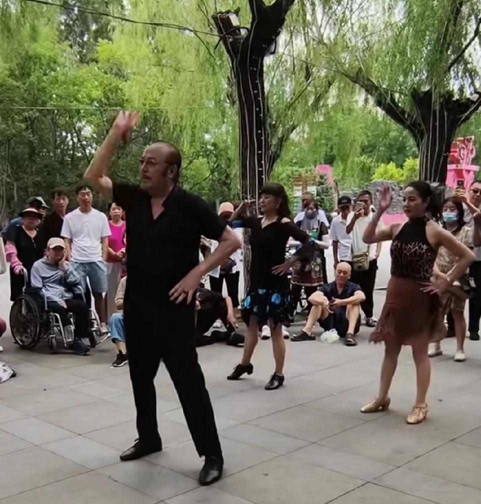 沈阳劳动公园这跳舞三人组最近真的刷遍本地人的朋友圈。
闻大爷站C位踩点准得离谱，
