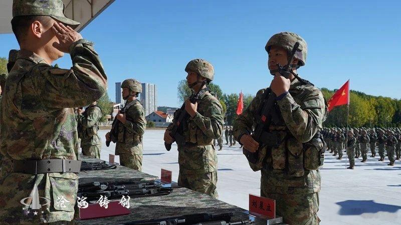 接枪！接枪！海军某试训部队举行2026年下半年新兵入伍教育训练授枪仪式，怎么还是
