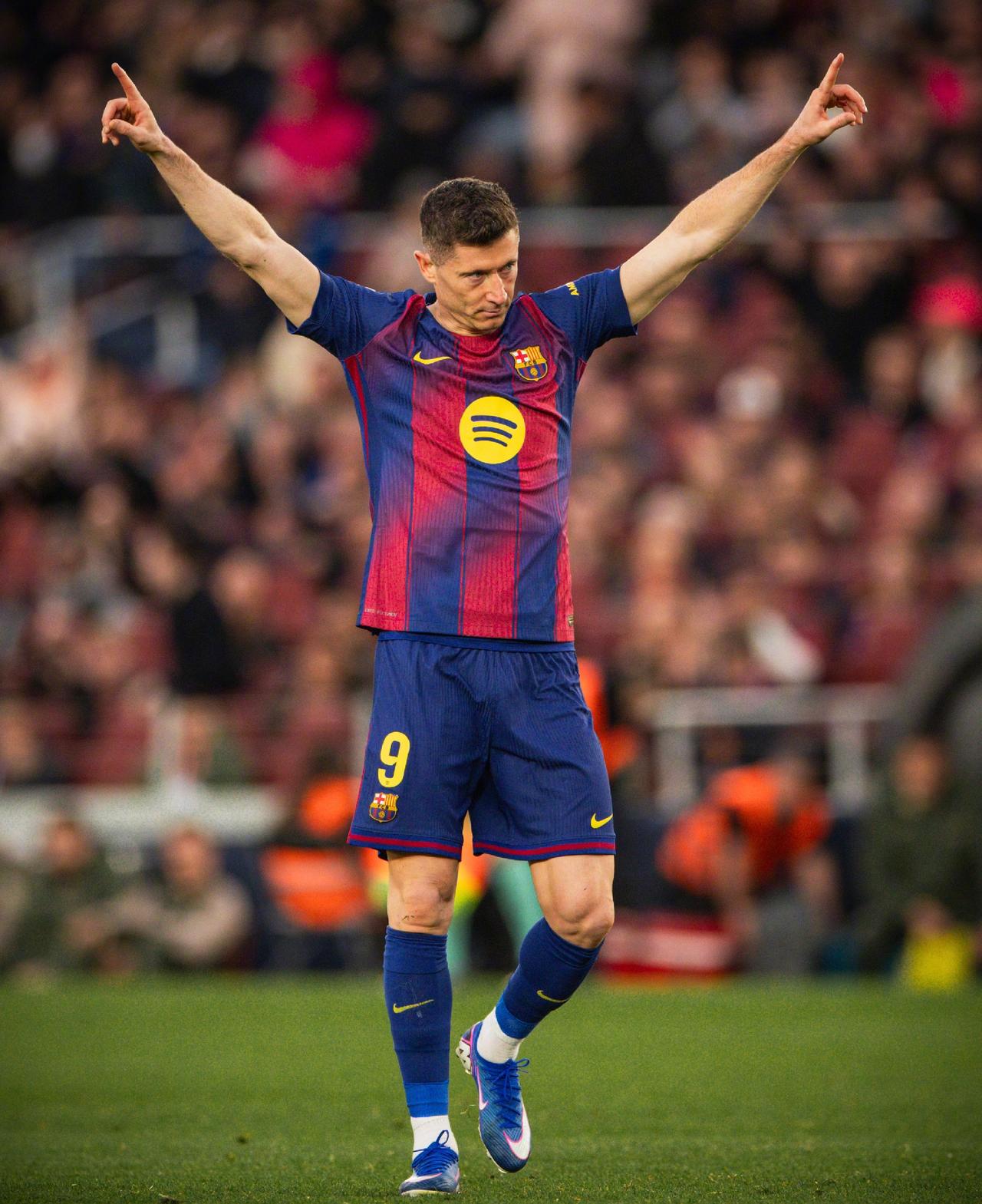 欧洲转会新闻！
★我的未来我做主！
莱万表示他不会急于决定自己的未来，这名老将与