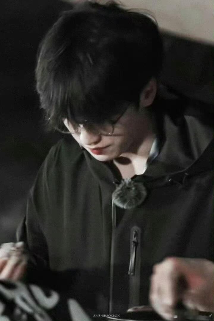 严浩翔镜头里的粉丝 粉丝们这个冬天遇上了心软的神，严浩翔你是有亿点贴心啦