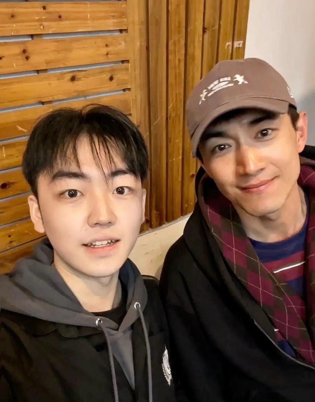 林更新在上海戏剧学院上博士课被偶遇，被同学邀请一起合照。他现实中真人很帅气，他的