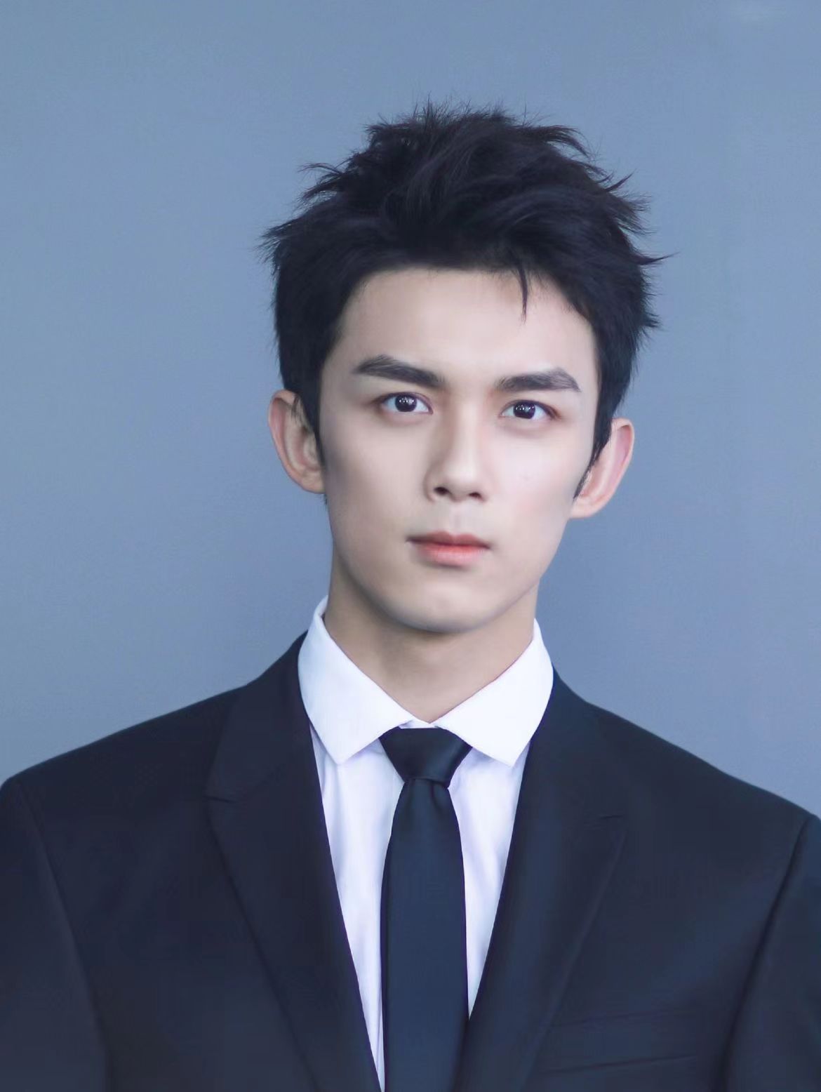 #吴磊证件照模版##吴磊少年霸总既视感#为什么吴磊拍证件照都拍的这么完美啊！这个