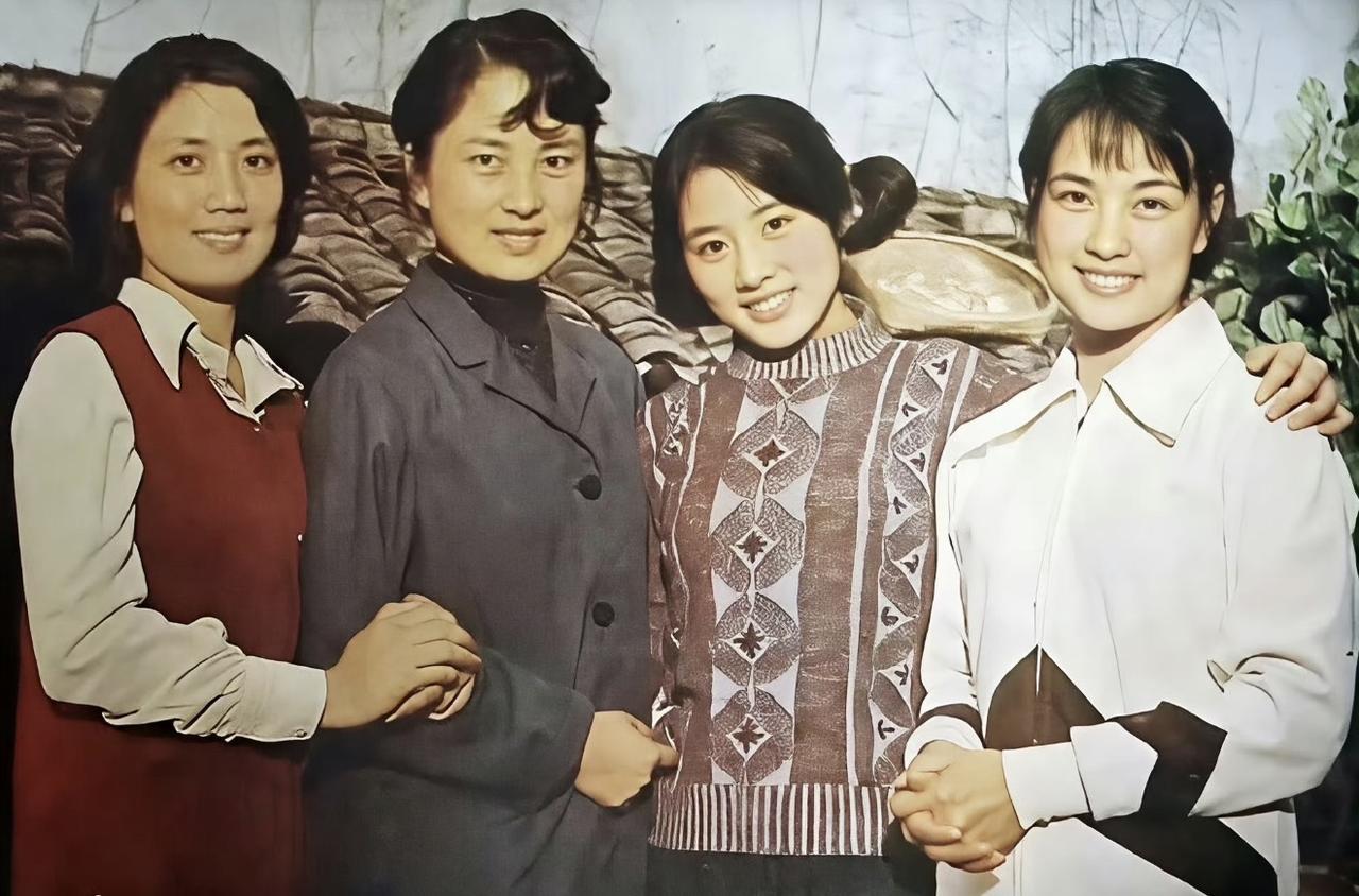 没想到这张1981年的老剧照里，站最边上的女演员，后来反而红了整整40年！这是北