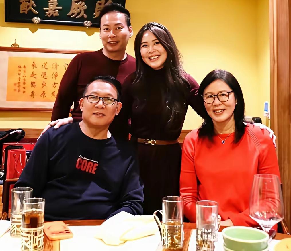 退休后的郎平日子清闲惬意，同丈夫女儿同框，满是温馨幸福感。
年过花甲依旧黑发浓密
