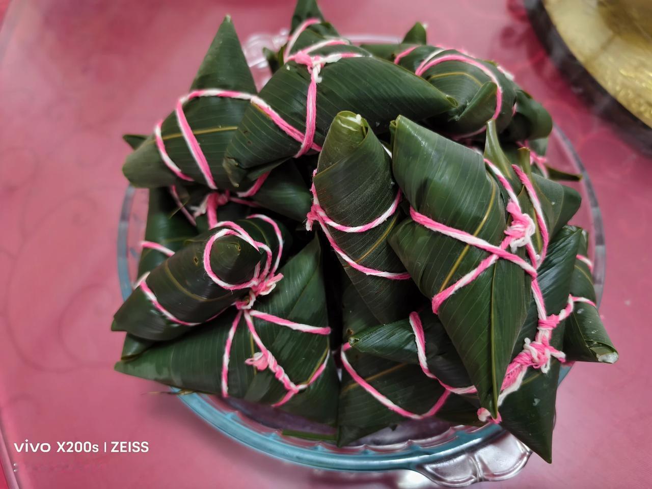 端午我们家常爱用绿叶包粽子，90多岁的老妈说吃起来有青香味，我们家包粽子都是我亲