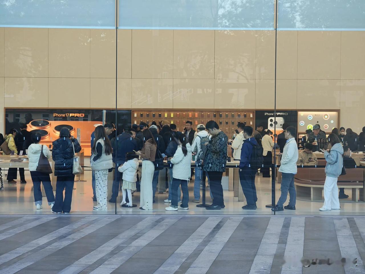 工作日的下午，苹果店依然人头攒动，预约取机需要排队，Apple的魅力还真是让人羡