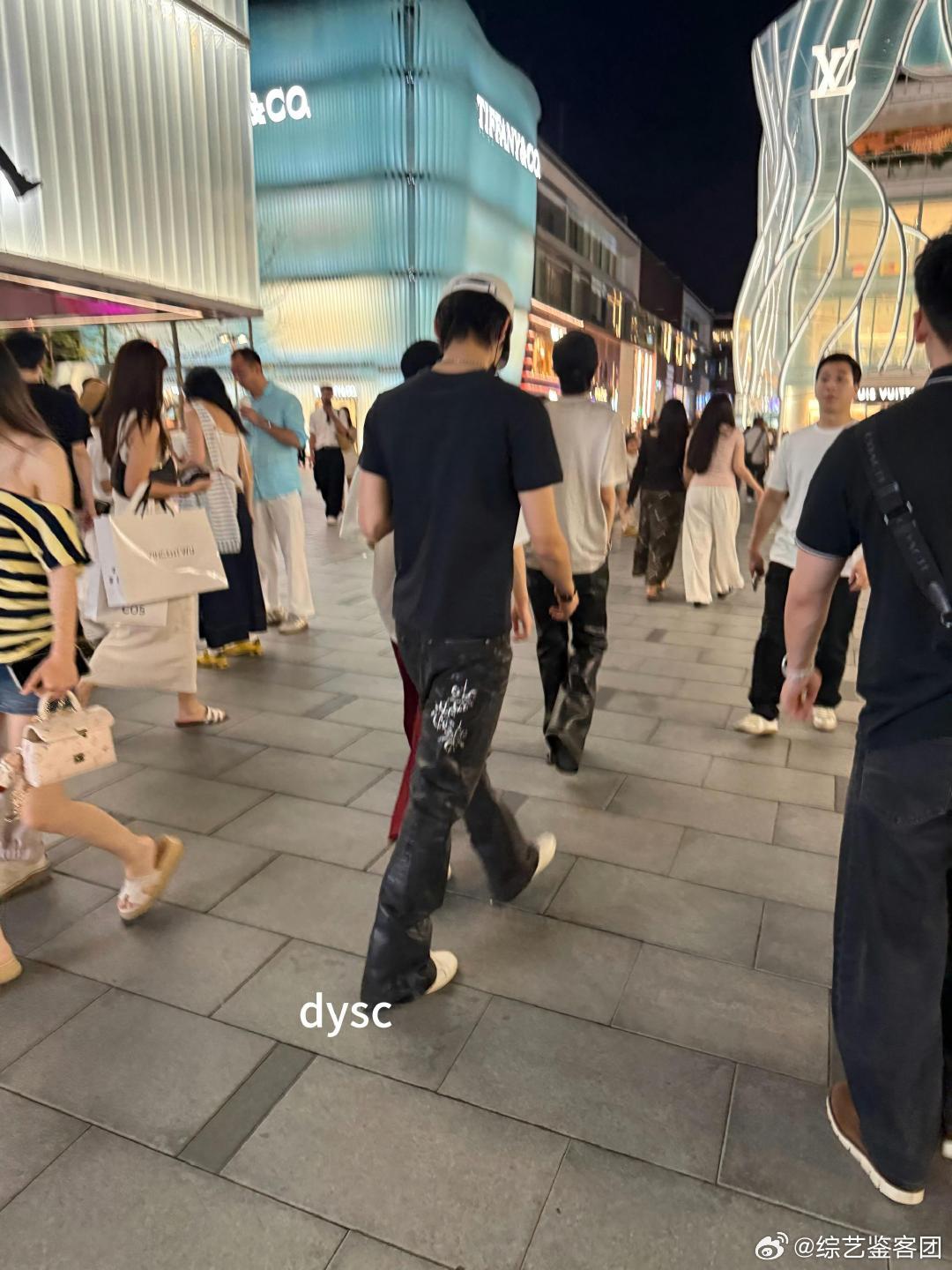 三里屯偶遇张峻豪邓佳鑫童禹坤闹市街头偶遇同框，没有镜头束缚，三个人松弛自在的状态
