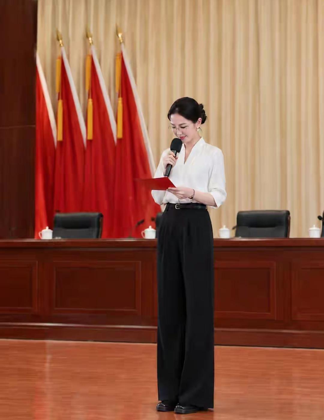 这就是 体制内的颜值天花板了吧