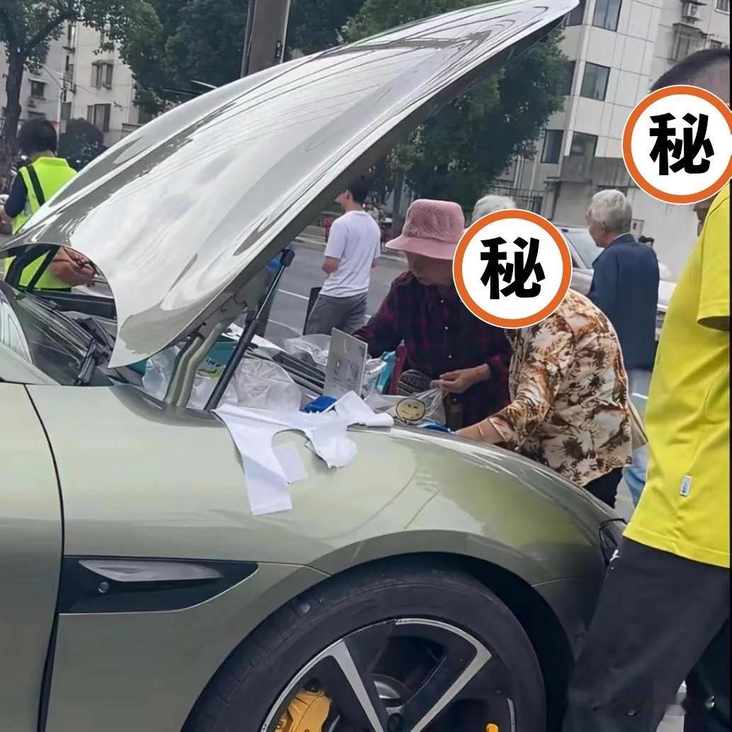 头一次见用这车摆地摊的。
远处看以为卖的袜子，准备买几双，走近一看傻眼了！

卖