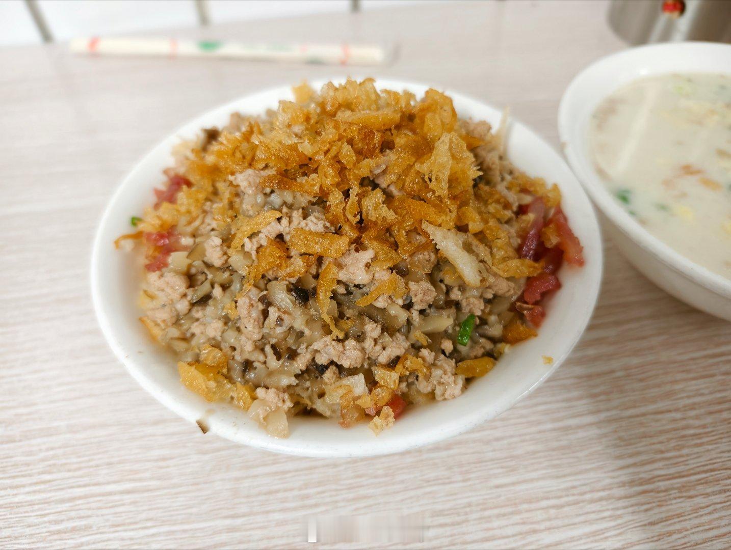 尝了一下温州特色早点据说是这边糯米饭天花板去的时候就在排队看价格也挺实惠点了份糯