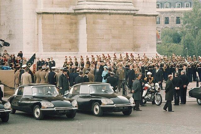 经典老车 1968 Citroën DS｜浪漫法式液态雕塑｜世人唤她 Déess
